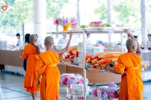 ภาพ No.177463:พิธีถวายภัตตาหารเมนูสวรรค์ และพิธีบุพเปตพลี ครั้งที่ 158 ร่วมอุทิศบุญแด่หมู่ญาติที่ล่วงลับไปแล้ว และสืบทอดอายุพระพุทธศาสนา ณ วัดพระธรรมกาย วันที่ 30 พฤศจิกายน พ.ศ.2567 (วันพระ แรม 15 ค่ำ เดือน 12)