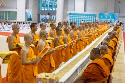 ภาพ No.233859:วันเสาร์ที่ 19 กรกฎาคม พ.ศ.2568 วันมหารำลึก ครั้งที่ 35 พิธีรำลึกถึงนักสร้างบารมี , พิธีสวดพระพุทธมนต์ , พิธีทอดผ้าบังสกุลและถวายไทยธรรม วัดพระธรรมกาย