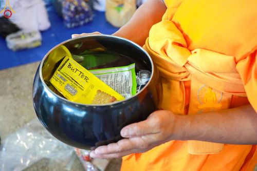 ภาพ No.151090:พิธีตักบาตร ในวันอาทิตย์ต้นเดือน วันที่ 1 กันยายน พ.ศ. 2567 ณ สภาธรรมกายสากล วัดพระธรรมกาย