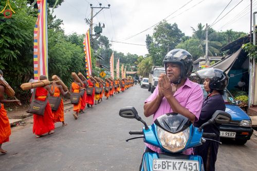 ภาพ No.140775:PhotoStory มหาศรัทธา ธรรมยาตราศรีลังกา EP.4 โครงการสยาม-ลังกา ธรรมยาตรา ฉลองเทศกาลวิสาขบูชาแห่งชาติ ศรีลังกา  บูชาธรรม 80 ปีหลวงพ่อธัมมชโย เส้นทางจาก เมืองดัมบูลลา ไปยัง เมืองมาตะเล  ตั้งแต่วันที่ 17-20 พฤษภาคม พ.ศ. 2567