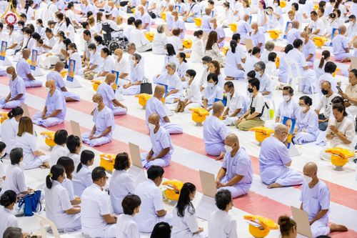 ภาพ No.101513:พิธีเวียนประทักษิณ, พิธีวันทาเจดีย์, พิธีขอขมาและมอบผ้าไตร ในโครงการอุปสมบทหมู่ รุ่นบูชาธรรมมหาปูชนียาจารย์ ณ วัดพระธรรมกาย ในวันที่ 9 ธันวาคม พ.ศ. 2566