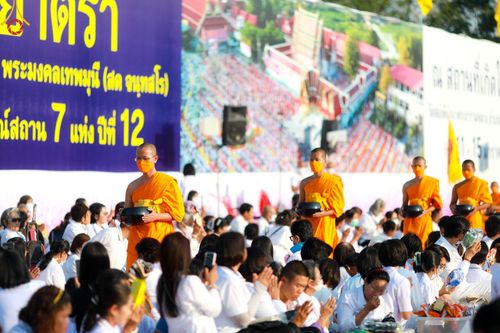 ภาพ No.112792:พิธีตักบาตรพระธรรมยาตราฯ ณ วัดสองพี่น้อง จ.สุพรรณบุรี วันที่ 15 มกราคม พ.ศ. 2567