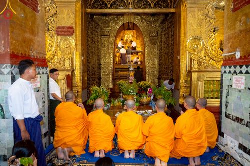 ภาพ No.220394:วันที่ 17 เมษายน พ.ศ. 2568 ผู้แทนวัดพระธรรมกาย ลงพื้นที่เยียวยา ซับน้ำตาเหยื่อแผ่นดินไหวมัณฑะเลย์