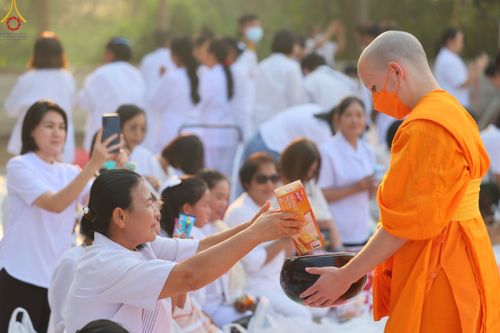 ภาพ No.110335:พิธีตักบาตรพระธรรมยาตราฯ ในโครงการธรรมยาตรากตัญญูบูชา มหาปูชนียาจารย์ พระมงคลเทพมุนี(สด จนฺทสโร) พระผู้ปราบมาร ปีที่ 12 ณ อนุสรณ์สถานลำดับที่ 2 สถานที่ตั้งมโนปณิธานบวชตลอดชีวิต อนุสรณ์สถานบางนางแท่น จ.นครปฐม วันที่ 11 มกราคม พ.ศ. 2567