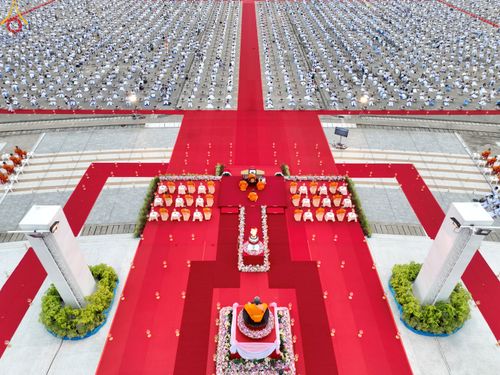 ภาพ No.90157:พิธีปลูกทรัพย์บานชื่น  เนื่องใน 139 ปี วันคล้ายวันเกิดด้วยรูปกายเนื้อ พระมงคลเทพมุนี (สด จนฺทสโร) พระผู้ปราบมาร วันอังคารที่ 10 ตุลาคม พ.ศ. 2566 ณ วัดพระธรรมกาย จ.ปทุมธานี