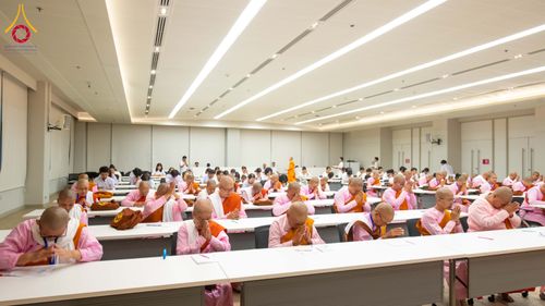 ภาพ No.325346:วันที่ 24 เมษายน พ.ศ.2569  หลวงพ่อทัตตชีโว รองเจ้าอาวาสวัดพระธรรมกาย ถวายการต้อนรับและปฏิสันถารคณะแม่ชีชาวเมียนมา