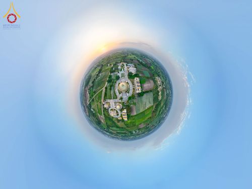 ภาพถ่ายมุมมอง 360 องศาของศาสนสถานที่มีอาคารโดมสีทองล้อมรอบด้วยพื้นที่สีเขียวและท้องฟ้า