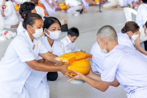 ภาพ No.79360:พิธีขอขมา มอบบาตรและผ้าไตร ในโครงการบรรพชาสามเณรฟื้นฟูพระพุทธศาสนาทั่วไทย โครงการอบรมยุวธรรมทายาท มัชฌิมธรรมทายาท และธรรมทายาทรุ่นอุดมศึกษา ณ สภาธรรมกายสากล วัดพระธรรมกาย วันเสาร์ที่ 1 เมษายน พ.ศ. 2566