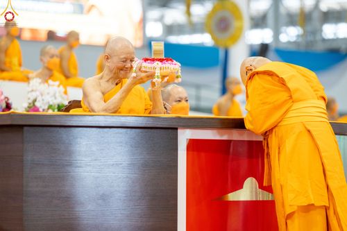 ภาพ No.79012:พิธีวางแผ่นจารึกชื่อ และพิธีวางพวงมาลัยสักการะพระบรมพุทธเจ้า ณ สภาธรรมกายสากล วัดพระธรรมกาย วันที่ 2 เมษายน พ.ศ. 2566