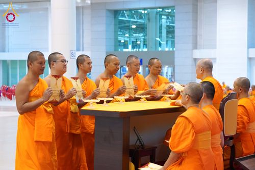 ภาพ No.285034:วันอาทิตย์ที่ 14 ธันวาคม พ.ศ.2568  พิธีปฏิบัติธรรม พิธีถวายภัตตาหารเป็นสังฆทาน พิธีมอบต้นสมบัติจักรพรรดิ ถวายแด่เจ้าอาวาสและประธานสงฆ์ 236 ศูนย์ส่งเสริมศีลธรรมทั่วโลก ณ สภาธรรมกายสากล วัดพระธรรมกาย