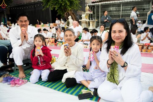 ภาพ No.282679:วันเสาร์ที่ 20 ธันวาคม พ.ศ.2568 พิธีตักบาตรพระ 10,000 รูป (ชุด 2) เนื่องในโอกาส 194 ปี จังหวัดกาญจนบุรี และอุทิศส่วนกุศลให้แด่บรรพชนทั้งหลาย บริเวณถนนสองแคว (Skywalk) เมืองกาญจนบุรี