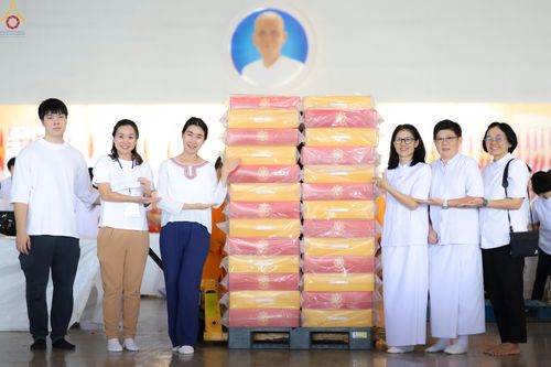 ภาพ No.321983:วันที่ 12 -13 เมษายน พ.ศ.2569 การเตรียมกล่องไทยธรรม + การขนย้ายเก้าอี้ เพื่องานถวายมหาสังฆทาน 40,000 กว่าวัดทั่วประเทศ วันคุ้มครองโลก 22 เมษายน พ.ศ.2569 วัดพระธรรมกาย