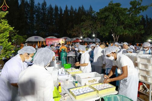 ภาพ No.69833:พิธีถวายภัตตาหารเป็นสังฆทาน แด่คณะพระธรรมยาตราฯ ในโครงการธรรมยาตราฯ ปีที่ 11 ณ อนุสรณ์สถานมหาวิหารพระมงคลเทพมุนี อ.สองพี่น้อง จ.สุพรรณบุรี วันที่ 7 มกราคม พ.ศ. 2566