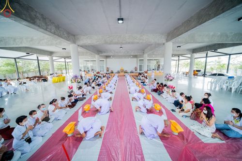 ภาพ No.65676:พิธีปลงผมและพิธีขอขมา มอบบาตรกับผ้าไตร ในโครงการอุปสมบทบูชาธรรม มหาปูชนียาจารย์ประจำปี 2565 ณ ศูนย์ปฎิบัติธรรมสมุทรปราการ(บางบ่อ)  วันอาทิตย์ที่ 20 พฤศจิกายน พ.ศ. 2565