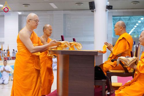 ภาพ No.337982:วันอาทิตย์ต้นเดือน 5 กรกฎาคม พ.ศ.2569 สัมมนาพิเศษ พิธีมอบพระของขวัญ ณ ห้องแก้วสารพัด1 วัดพระธรรมกาย