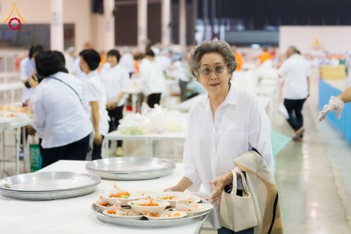 ภาพ No.121177:พิธีถวายภัตตาหารเป็นสังฆทาน แด่คณะพระธรรมยาตราฯ ในโครงการธรรมยาตรากตัญญูบูชา มหาปูชนียาจารย์ พระมงคลเทพมุนี(สด จนฺทสโร) พระผู้ปราบมาร อนุสรณ์สถาน 7 แห่ง ปีที่ 12 วันที่ 30 มกราคม พ.ศ. 2567 ณ สภาธรรมกายสากล วัดพระธรรมกาย