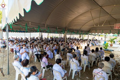 ภาพ No.70339:พิธีเจริญพระพุทธมนต์ ปฏิบัติธรรม มอบทุนการศึกษา ถวายสังฆทาน 139 วัด เพื่อถวายเป็นพุทธบูชา และขับเคลื่อนโครงการหมู่บ้านรักษาศีล 5 โดยคณะสงฆ์จังหวัดสุพรรณบุรี คณะศิษยานุศิษย์วัดพระธรรมกาย โครงการธรรมยาตรา ปีที่ 11 วันที่ 7 มกราคม พ.ศ. 2566 ณ ศูนย์ปฏิบัติธร