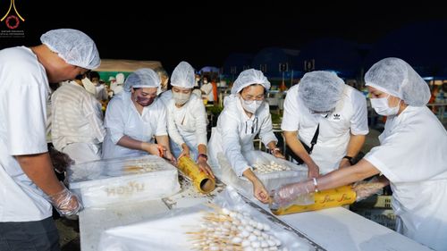 ภาพ No.73860:พิธีถวายภัตตาหารเป็นสังฆทาน แด่คณะพระธรรมยาตราฯ ในโครงการธรรมยาตรากตัญญูบูชา มหาปูชนียาจารย์ พระมงคลเทพมุนี(สด จนฺทสโร) พระผู้ปราบมาร อนุสรณ์สถาน 7 แห่ง ปีที่ 11 วันที่ 23 มกราคม พ.ศ. 2566