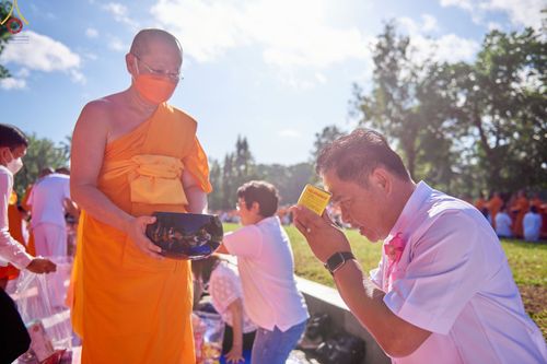 ภาพ No.68370:พิธีตักบาตร ณ พระมหาเจดีย์บรมพุทโธ ประเทศอินโดนีเซีย วันที่ 18 ธันวาคม พ.ศ. 2565