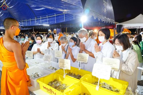 ภาพ No.74604:พิธีถวายภัตตาหารเป็นสังฆทาน แด่คณะพระธรรมยาตราฯ ในโครงการธรรมยาตรากตัญญูบูชา มหาปูชนียาจารย์ พระมงคลเทพมุนี(สด จนฺทสโร) พระผู้ปราบมาร อนุสรณ์สถาน 7 แห่ง ปีที่ 11 วันที่ 28 มกราคม พ.ศ. 2566