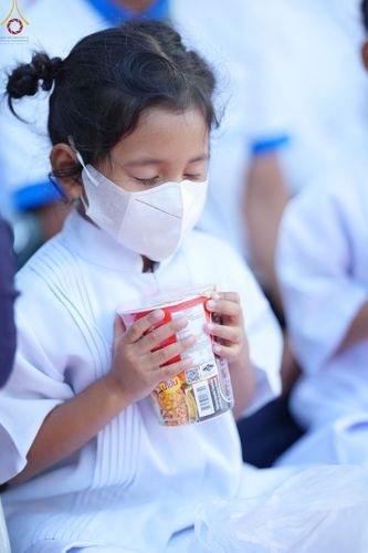 ภาพ No.73666:พิธีตักบาตรพระธรรมยาตราฯ ในโครงการธรรมยาตรากตัญญูบูชา มหาปูชนียาจารย์ พระมงคลเทพมุนี(สด จนฺทสโร) พระผู้ปราบมาร ปีที่ 11 ณ อนุสรณ์สถานลำดับที่ 4 สถานที่เกิดด้วยกายธรรม วัดโบสถ์ (บน) บางคูเวียง อ.บางกรวย จ.นนทบุรี วันที่ 22 มกราคม พ.ศ. 2566