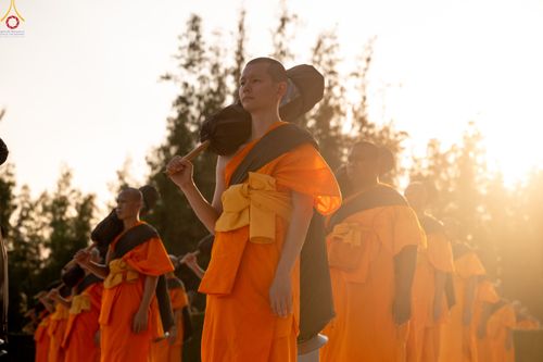 ภาพ No.281649:วันที่ 24 ธันวาคม พ.ศ.2568 พระธรรมยาตรา ปฏิบัติธรรม และถ่ายภาพหมู่ประวัติศาสตร์ ณ ลานหน้ามหาวิหารพระมงคลเทพมุนีฯ วัดพระธรรมกาย