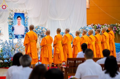 ภาพ No.90849:พิธีบำเพ็ญกุศลสวดพระอภิธรรม  อุบาสกถาวร พรหมถาวร (อุบาสกผู้ปั้นพระ) คืนที่ 4 วันอังคารที่ 17 ตุลาคม พ.ศ. 2566 ณ ห้องแก้วสารพัดนึก 1 สภาธรรมกายสากล วัดพระธรรมกาย จ.ปทุมธานี