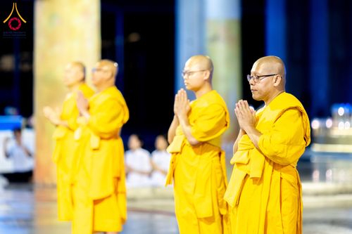 ภาพ No.286742:วันอาสาฬหบูชา วันพฤหัสบดีที่ 10 กรกฏาคม พ.ศ.2568  พิธีเวียนประทักษิณรอบพระมหาธรรมกายเจดีย์ , พิธีฉลองชัยสวดมนต์บทธัมมจักกัปปวัตตนสูตร ครบ 7,520,000,000 จบ ณ มหารัตนวิหารคด วัดพระธรรมกาย