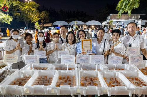 ภาพ No.106310:พิธีถวายภัตตาหารเป็นสังฆทาน แด่คณะพระธรรมยาตราฯ ในโครงการธรรมยาตรากตัญญูบูชา มหาปูชนียาจารย์ พระมงคลเทพมุนี(สด จนฺทสโร) พระผู้ปราบมาร อนุสรณ์สถาน 7 แห่ง ปีที่ 12 วันที่ 5 มกราคม พ.ศ. 2567 ณ อนุสรณ์สถานโลตัสแลนด์ จ.สุพรรณบุรี