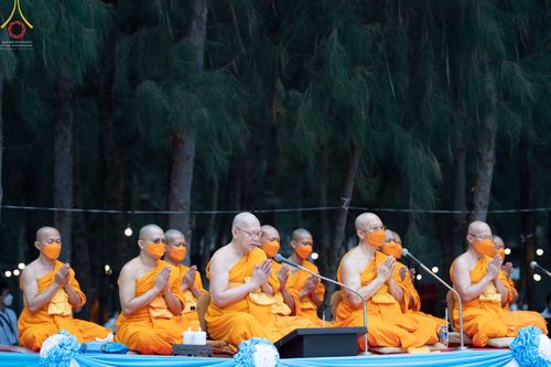 ภาพ No.69585:พิธีตักบาตรพระธรรมยาตราฯ ในโครงการธรรมยาตรากตัญญูบูชา มหาปูชนียาจารย์ พระมงคลเทพมุนี(สด จนฺทสโร) พระผู้ปราบมาร ปีที่ 11 ณ อนุสรณ์สถานลำดับที่ 1 สถานที่เกิดด้วยรูปกายเนื้อ อนุสรณ์สถานมหาวิหารพระมงคลเทพมุนี อ.สองพี่น้อง จ.สุพรรณบุรี
