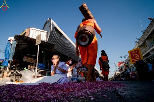 ภาพ No.105652:พิธีต้อนรับพระธรรมยาตรา ในโครงการธรรมยาตรากตัญญูบูชา มหาปูชนียาจารย์ พระมงคลเทพมุนี(สด จนฺทสโร) พระผู้ปราบมาร อนุสรณ์สถาน 7 แห่ง ปีที่ 12 วันที่ 3 มกราคม พ.ศ. 2567 ณ อนุสรณ์สถานโลตัสแลนด์ จ.สุพรรณบุรี