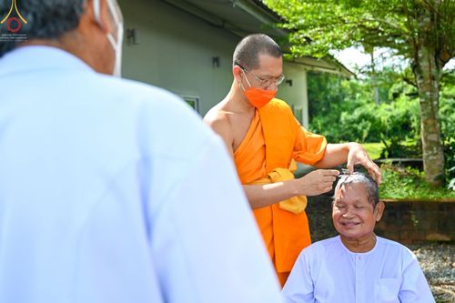 ภาพ No.65578:พิธีปลงผม และพิธีขอขมามอบผ้าไตร นาคธรรมทายาท ในโครงการอุปสมบทบูชาธรรม มหาปูชนียาจารย์ประจำปี 2565 ณ ศูนย์ปฏิบัติธรรมภาคใต้ บางกล่ำ จ.สงขลา วันที่ 19 พฤศจิกายน พ.ศ. 2565