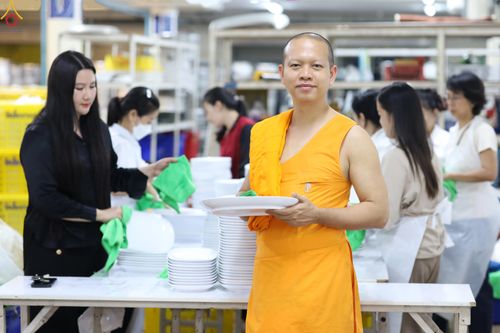 ภาพ No.326168:วันที่ 25 -27 เมษาบน พ.ศ.2569 การทำความสะอาดภาชนะ ที่ใช้ในงานถวายมหาสังฆทาน 40,000 กว่าวัดทั่วประเทศ ณ โรงครัว 71 ปีฯ วัดพระธรรมกาย