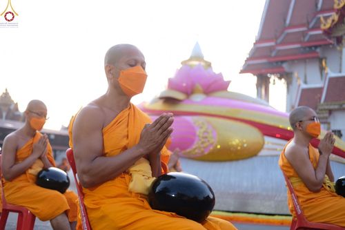 ภาพ No.73547:พิธีตักบาตรพระธรรมยาตราฯ ในโครงการธรรมยาตรากตัญญูบูชา มหาปูชนียาจารย์ พระมงคลเทพมุนี(สด จนฺทสโร) พระผู้ปราบมาร ปีที่ 11 ณ อนุสรณ์สถานลำดับที่ 4 สถานที่เกิดด้วยกายธรรม วัดโบสถ์ (บน) บางคูเวียง อ.บางกรวย จ.นนทบุรี วันที่ 22 มกราคม พ.ศ. 2566