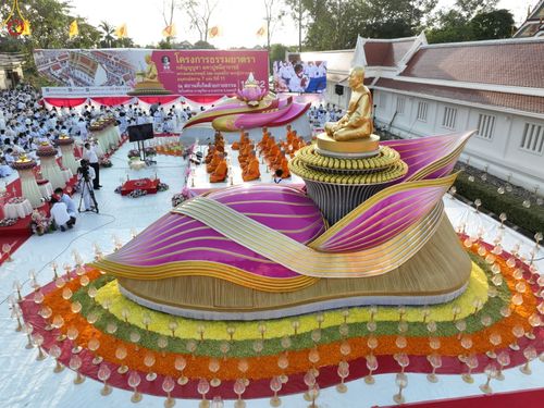 ภาพ No.73241:พิธีจุดประทีปถวายเป็นพุทธบูชา และบูชาธรรมมหาปูชนียาจารย์ ในโครงการธรรมยาตรากตัญญูบูชา มหาปูชนียาจารย์ พระมงคลเทพมุนี(สด จนฺทสโร) พระผู้ปราบมาร ปีที่ 11 ณ อนุสรณ์สถานลำดับที่ 4 สถานที่เกิดด้วยกายธรรม วัดโบสถ์ (บน) บางคูเวียง อ.บางกรวย จ.นนทบุรี วันที่ 21 