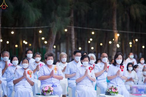 ภาพ No.69676:พิธีตักบาตรพระธรรมยาตราฯ ในโครงการธรรมยาตรากตัญญูบูชา มหาปูชนียาจารย์ พระมงคลเทพมุนี(สด จนฺทสโร) พระผู้ปราบมาร ปีที่ 11 ณ อนุสรณ์สถานลำดับที่ 1 สถานที่เกิดด้วยรูปกายเนื้อ อนุสรณ์สถานมหาวิหารพระมงคลเทพมุนี อ.สองพี่น้อง จ.สุพรรณบุรี