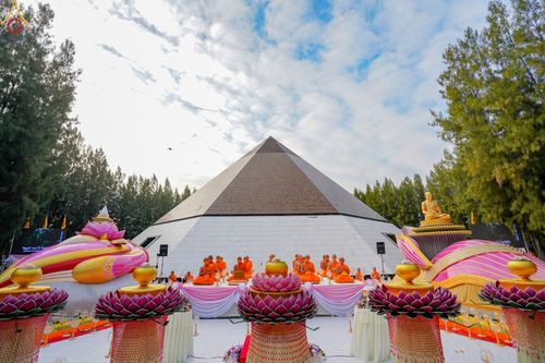 ภาพ No.69444:พิธีจุดประทีปถวายเป็นพุทธบูชา และบูชาธรรมมหาปูชนียาจารย์ ในโครงการธรรมยาตรากตัญญูบูชา มหาปูชนียาจารย์ พระมงคลเทพมุนี(สด จนฺทสโร) พระผู้ปราบมาร ปีที่ 11 ณ อนุสรณ์สถานมหาวิหารพระมงคลเทพมุนี อ.สองพี่น้อง จ.สุพรรณบุรี