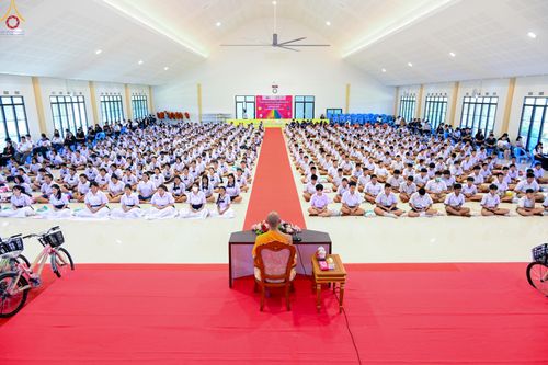 ภาพ No.283934:วันที่ 18 พฤศจิกายน พ.ศ. 2568 พิธีทอดกฐินสามัคคีทั่วไทย 30,000 วัด  โดยคณะศิษยานุศิษย์ บูชาธรรม 81 ปี  หลวงพ่อธัมมชโย  ณ วัดสวายสอ จ.บุรีรัมย์