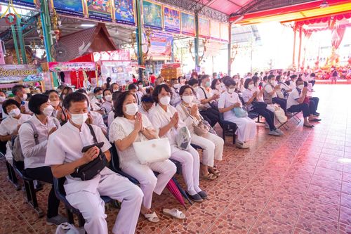 ภาพ No.73713:พิธีเจริญพระพุทธมนต์ ปฏิบัติธรรม มอบทุนการศึกษา ถวายสังฆทาน 106 วัด เพื่อถวายเป็นพุทธบูชา และขับเคลื่อนโครงการหมู่บ้านรักษาศีล 5  โดยคณะสงฆ์จังหวัดนนทบุรี คณะศิษยานุศิษย์วัดพระธรรมกาย โครงการธรรมยาตราฯ ปีที่ 11 ณ วัดตะเคียน อ.บางกรวย จ.นนทบุรี วันที่ 21 