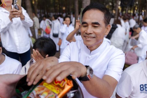 ภาพ No.289406:วันที่ 7 มกราคม พ.ศ. 2569 พิธีตักบาตรพระธรรมยาตรา ณ อนุสรณ์สถานลำดับที่ 1 สถานที่เกิดด้วยรูปกายเนื้อ อนุสรณ์สถานมหาวิหารพระมงคลเทพมุนี (โลตัสแลนด์) อ.สองพี่น้อง จ.สุพรรณบุรี ในโครงการธรรมยาตรา กตัญญูบูชา มหาปูชนียาจารย์ พระมงคลเทพมุนี(สด จนฺทสโร) พระผู้ป