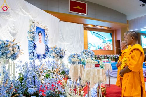 ภาพ No.90895:พิธีบำเพ็ญกุศลสวดพระอภิธรรม  อุบาสกถาวร พรหมถาวร (อุบาสกผู้ปั้นพระ) คืนที่ 5 วันพุธที่ 18 ตุลาคม พ.ศ. 2566 ณ ห้องแก้วสารพัดนึก 1 สภาธรรมกายสากล วัดพระธรรมกาย จ.ปทุมธานี