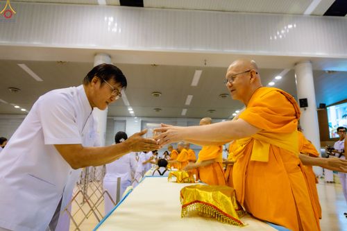 ภาพ No.311659:วันอาทิตย์ต้นเดือนที่ 1 มีนาคม พ.ศ.2569 สัมมนาพิเศษ พิธีมอบรูปหล่อโลหะหลวงปู่วัดปากน้ำ พระมงคลเทพมุนี พิธีมุทิตาสักการะในโอกาสพระครูปลัดรัตนวีรวัฒน์(รังสฤษดิ์ อิทธิจินฺตโก) เจ้าอาวาสวัดพระธรรมกาย  ดำรงตำแหน่งเป็น “ที่ปรึกษาเจ้าคณะจังหวัดปทุมธานี”  ณ ห้อง