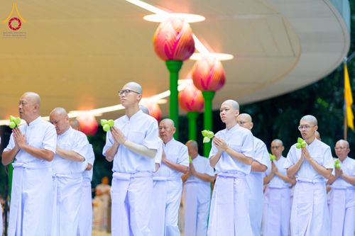 ภาพ No.286480:วันเสาร์ที่ 12 กรกฏาคม พ.ศ.2568 พิธีบรรพชาอุปสมบท  โครงการบรรพชาอุปสมบทหมู่ ธรรมทายาทนานาชาติ(ภาคภาษาจีน), โครงการบรรพชาสามเณร โรงเรียนนานาชาติ รุ่นที 14