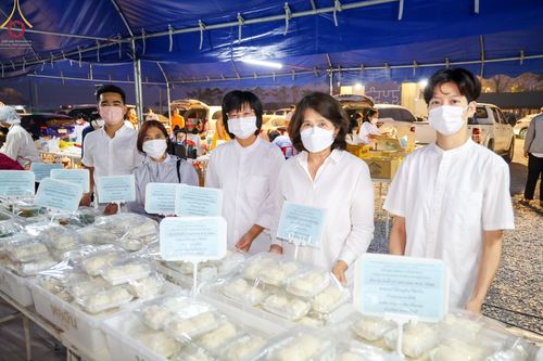 ภาพ No.74508:พิธีถวายภัตตาหารเป็นสังฆทาน แด่คณะพระธรรมยาตราฯ ในโครงการธรรมยาตรากตัญญูบูชา มหาปูชนียาจารย์ พระมงคลเทพมุนี(สด จนฺทสโร) พระผู้ปราบมาร อนุสรณ์สถาน 7 แห่ง ปีที่ 11 วันที่ 27 มกราคม พ.ศ. 2566