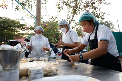ภาพ No.72145:พิธีถวายภัตตาหารเป็นสังฆทาน แด่คณะพระธรรมยาตราฯ ในโครงการธรรมยาตรากตัญญูบูชา มหาปูชนียาจารย์ พระมงคลเทพมุนี(สด จนฺทสโร) พระผู้ปราบมาร อนุสรณ์สถาน 7 แห่ง ปีที่ 11 วันที่ 18 มกราคม พ.ศ. 2566