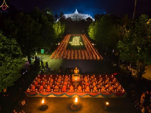 ภาพ No.68245:พิธีจุดประทีปถวายเป็นพุทธบูชา ณ พระมหาเจดีย์บรมพุทโธ ประเทศอินโดนีเซีย วันที่ 17 ธันวาคม พ.ศ. 2565