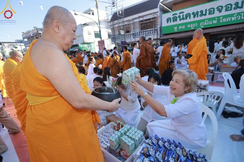 ภาพ No.311231:วันเสาร์ที่ 28 กุมภาพันธ์ พ.ศ. 2569 พิธีตักบาตรพระมหากุศล 11,250 รูป เฉลิมฉลอง 1,250 ปีศรีธรรมราชเจดีย์ สู่มรดกโลก ณ ถนนราชดำเนิน บริเวณหน้าวัดพระมหาธาตุวรมหาวิหาร อ.เมือง จ.นครศรีธรรมราช