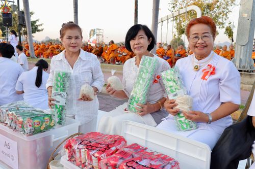 ภาพ No.282686:วันเสาร์ที่ 20 ธันวาคม พ.ศ.2568 พิธีตักบาตรพระ 10,000 รูป (ชุด 2) เนื่องในโอกาส 194 ปี จังหวัดกาญจนบุรี และอุทิศส่วนกุศลให้แด่บรรพชนทั้งหลาย บริเวณถนนสองแคว (Skywalk) เมืองกาญจนบุรี