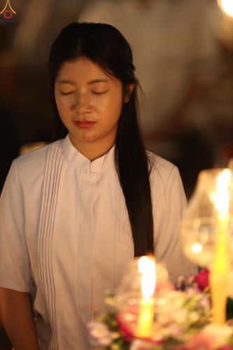 ภาพ No.290206:วันที่ 6 มกราคม พ.ศ. 2569 พิธีจุดประทีปถวายเป็นพุทธบูชา และบูชาธรรมมหาปูชนียาจารย์ (ภาพชุดที่ 2) ณ อนุสรณ์สถานมหาวิหารพระมงคลเทพมุนี (โลตัสแลนด์) อ.สองพี่น้อง จ.สุพรรณบุรี ในโครงการธรรมยาตรา กตัญญูบูชา มหาปูชนียาจารย์ พระมงคลเทพมุนี(สด จนฺทสโร) พระผู้ปรา