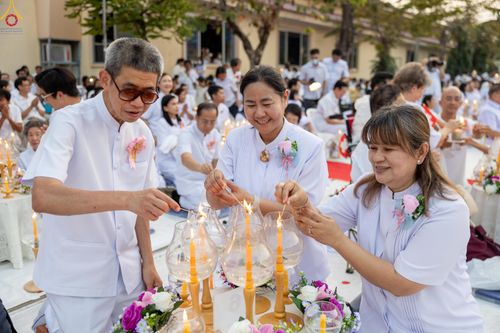 ภาพ No.297044:วันที่ 17 มกราคม พ.ศ. 2569 พิธีจุดประทีปถวายเป็นพุทธบูชา และบูชาธรรมมหาปูชนียาจารย์ (ภาพชุดที่ 2) ณ วัดโบสถ์บน ต.บางคูเวียง จ.นนทบุรี อนุสรณ์สถานลำดับที่ 4 สถานที่เกิดด้วยกายธรรม ในโครงการธรรมยาตรา กตัญญูบูชา มหาปูชนียาจารย์ พระมงคลเทพมุนี(สด จนฺทสโร) พร